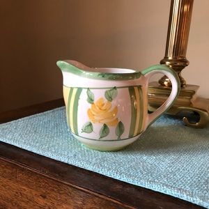 🍃Pretty yellow rose creamer. Vintage.🍃